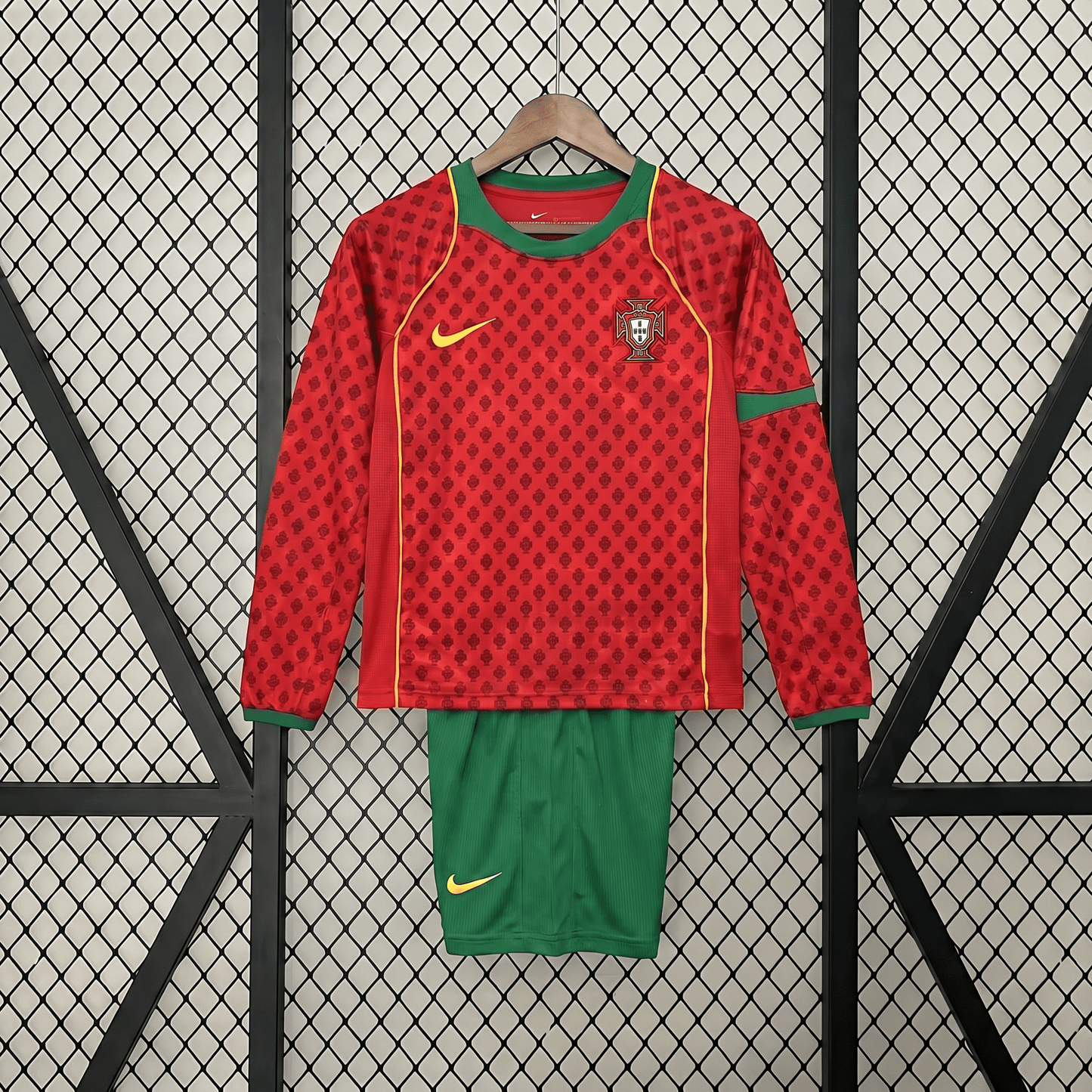 Camiseta local L/S Portugal 2004